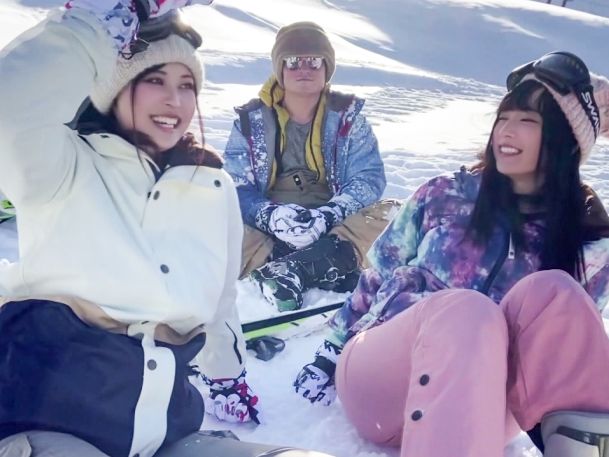 【ゲレンデの誘惑】『雪より熱い夜にしよ？』真っ白なゲレンデで輝く美白JD二人組をナンパ！飲み会でほろ酔い気分になり、エッチなオモチャで敏感ボディを開発！恥じらいながらも感じまくる姿は必見！