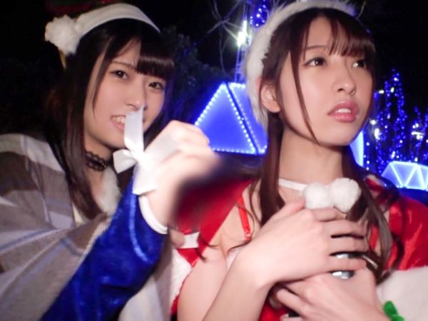 【サンタコス素人ナンパ】クリスマスにノリノリ女子2人をゲット！お酒でほろ酔い気分がエッチな気分に♡キスで火がついて手マンで大洪水！おしっこ漏らしちゃう敏感ボディに興奮必至！