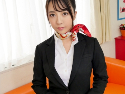 【美脚CAの淫らなフライト】『お客様、ここではダメです…』セクシーCAが機内で秘密のプレイ！顔面騎乗位でクンニされ、熱く濡れたマンコに肉棒を挿入され、ガン突きピストンで絶頂アクメ！♡