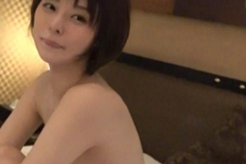 【微乳お姉さんの色気】控えめバストが逆にそそる！密着エッチで感じまくる姿がエロすぎる♡敏感ボディを激しく責められ、甘い吐息と悶える表情がたまらない！