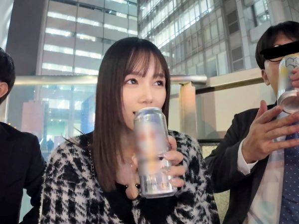 【美巨乳逆ナン】『私にチンポちょうだい♡』街で見つけた男を誘惑する巨乳美女！3Pで貪欲にチンポを求め、精子を搾り取るまで離さない！