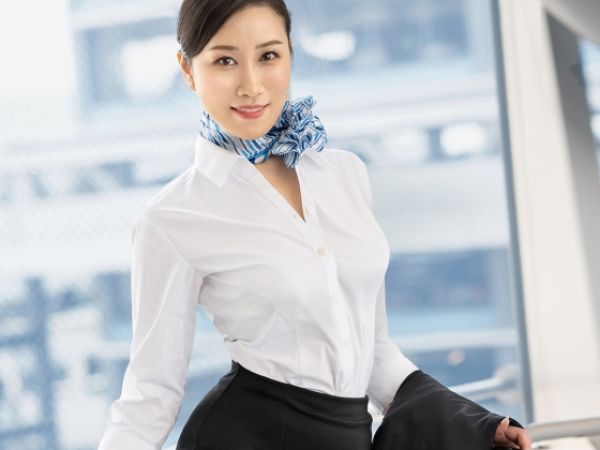 【美熟女CAの淫らなフライト】『誰にも言わないで…』性に貪欲な現役キャビンアテンダントが、夫やセフレだけでなく、機内で一目惚れした男とも生ハメセックスを楽しむ！♡