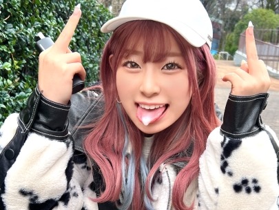 【ライブチャット女子の過激配信】クンニで愛液ダダ漏れ！正常位で激しく突かれ、顔射された後も連続ハメでイキまくる！素人女子の生々しいエロ配信に興奮間違いなし！♡