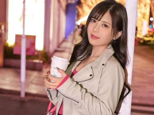 【人妻の危険な火遊び】『ダメ…ここじゃダメぇ…』色気ムンムンの美人妻が車内で濃厚キスから爆速発情!手マンで奥まで掻き回され、我慢できずに絶頂!駐車場での秘密の性交で、声を抑えながらイキまくる!♡